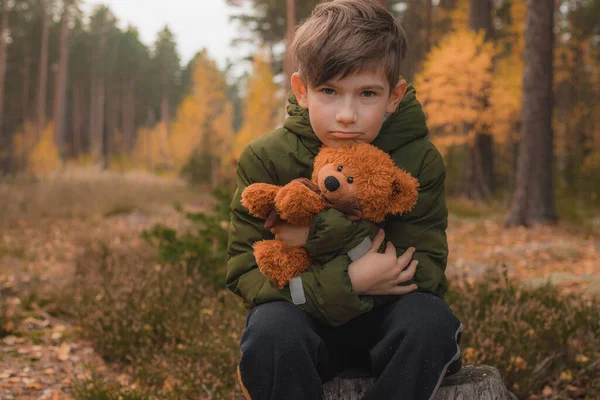 Ett Barn Ensam Skogen Med Nalle Pojke Ensamhet Höstskog — Stockfoto