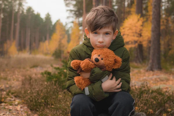 Ett Barn Ensam Skogen Med Nalle Pojke Ensamhet Höstskog — Stockfoto