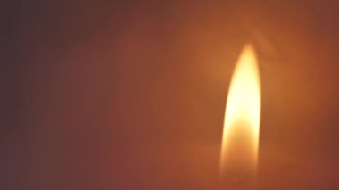 Mum ışığı dumanın içinde. Mumlu Anma Günü. Anma mumları yanıyor. Mumlar mezarlıkta yanar..