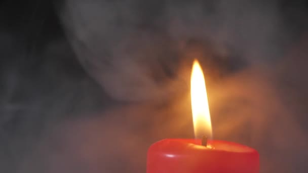 烟中的烛光 阵亡将士纪念日点燃了纪念蜡烛 坟场的烛焰熊熊燃烧 — 图库视频影像