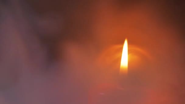 Gyertyafény Füstben Emléknap Gyertyákkal Meggyújtották Emlékgyertyákat Gyertyafény Temetőben — Stock videók