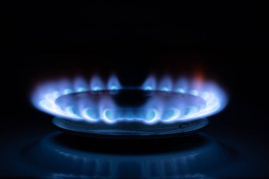 Gaz mavi alevlerle yanar. Dünya çapında gaz krizi. Aleve özenli odaklan. Resme odaklanın. Konut için doğal gaz