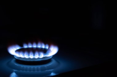 Gaz mavi alevlerle yanar. Dünya çapında gaz krizi. Aleve özenli odaklan. Resme odaklanın. Konut için doğal gaz