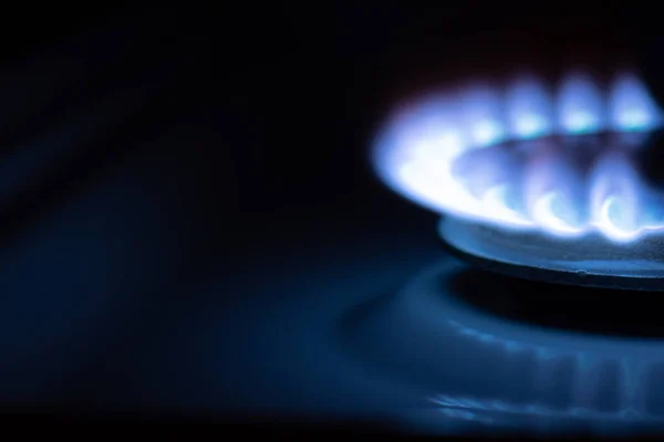 Gaz mavi alevlerle yanar. Dünya çapında gaz krizi. Aleve özenli odaklan. Resme odaklanın. Konut için doğal gaz