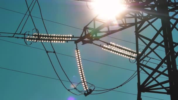 青い空に太陽光線のパワーライン 高圧変電所だ 世界の電力危機 電力線の緑のエネルギー 選択的ソフトフォーカス — ストック動画