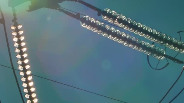 Kraftledningar Med Solstrålar Blå Himmel Högspänningsstation Elkrisen Världen Grön Energi — Stockvideo