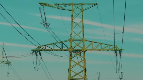 Kraftledningar Med Solstrålar Blå Himmel Högspänningsstation Elkrisen Världen Grön Energi — Stockvideo