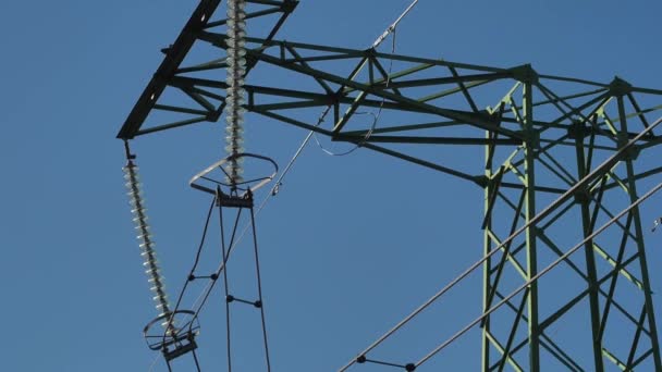 蓝天上有太阳光的电线 高压变电站 世界的电力危机 电力线路中的绿色能源 有选择的软重点 — 图库视频影像