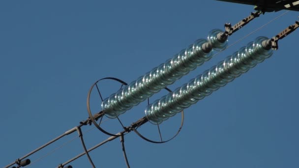 Stromleitungen Mit Sonnenstrahlen Blauen Himmel Hochspannungsumspannwerk Stromkrise Der Welt Grüne — Stockvideo