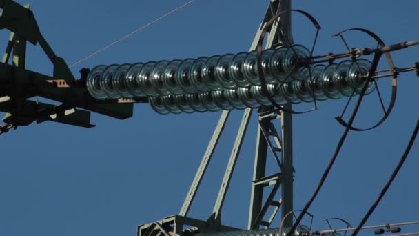 Stroomkabels Met Zonnestralen Aan Blauwe Hemel Hoogspanningsonderstation Elektriciteitscrisis Wereld Groene — Stockvideo