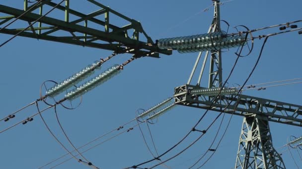 Stromleitungen Mit Sonnenstrahlen Blauen Himmel Hochspannungsumspannwerk Stromkrise Der Welt Grüne — Stockvideo