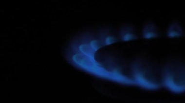 Gaz mavi alevlerle yanar. Dünya çapında gaz krizi. Aleve özenli odaklan. Resme odaklanın. Konut için doğal gaz