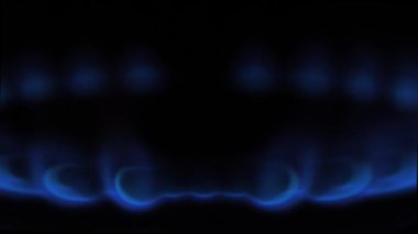 Gaz mavi alevlerle yanar. Dünya çapında gaz krizi. Aleve özenli odaklan. Resme odaklanın. Konut için doğal gaz
