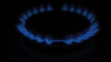Gaz mavi alevlerle yanar. Dünya çapında gaz krizi. Aleve özenli odaklan. Resme odaklanın. Konut için doğal gaz