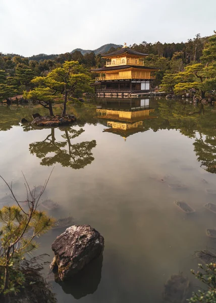 Золотий Павільйон Кіото Японія Чудовий Вид Павільйон Озеро Дерева — стокове фото