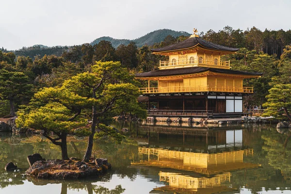 Золотий Павільйон Кіото Японія Чудовий Вид Павільйон Озеро Дерева — стокове фото