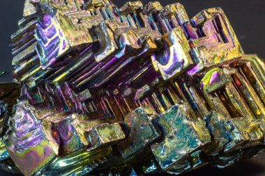 Bismuth bi kara yüzey üzerindeki doğal bir element izole edilmiş makroyu kapatır. İlginç bir yapı, renk ve şekil kristali. Metal kristal