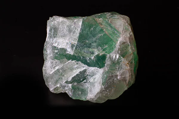 Macro Pedaço Pedra Fluorite Verde Áspera Isolado Superfície Preta — Fotografia de Stock