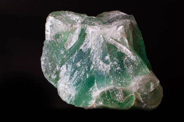 Macro Pezzo Grezzo Pietra Fluorite Verde Isolato Una Superficie Nera — Foto Stock