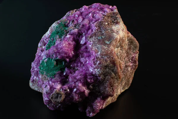 Živý Růžový Kobaltový Kalcit Tmavě Zeleným Malachitem Krystalové Makro Izolované — Stock fotografie