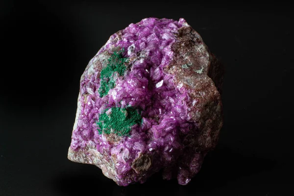 Živý Růžový Kobaltový Kalcit Tmavě Zeleným Malachitem Krystalové Makro Izolované — Stock fotografie