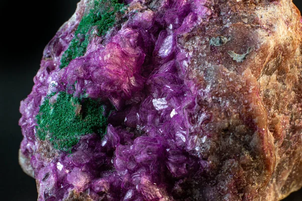 Kalsit Kobalto Merah Muda Dengan Makro Kristal Malachite Hijau Tua — Stok Foto