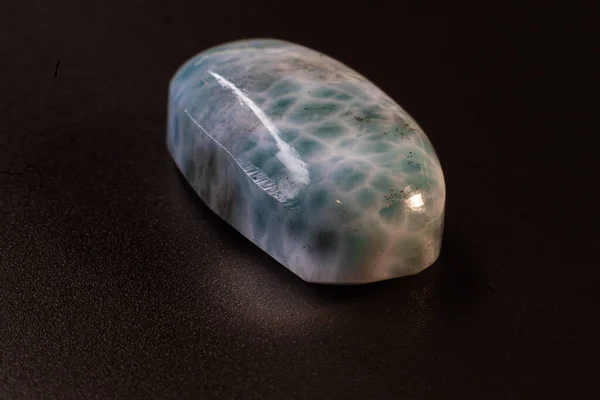 Oval Albastru Deschis Republica Dominicană Larimar Cabochon Izolat Fundal Negru — Fotografie, imagine de stoc