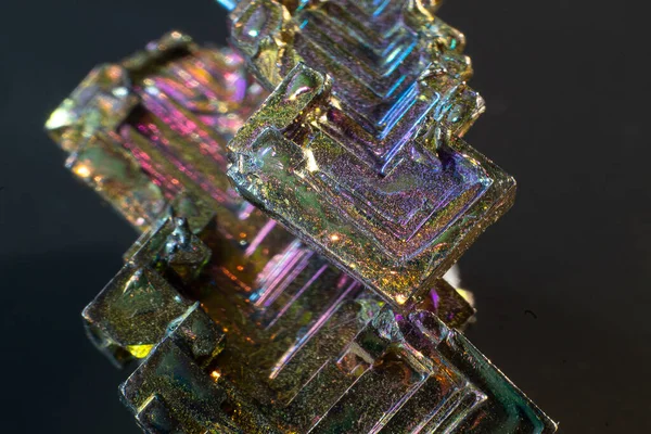 Bismuth Ένα Φυσικό Στοιχείο Κλείσει Απομονωμένη Μακροεντολή Μια Μαύρη Επιφάνεια — Φωτογραφία Αρχείου