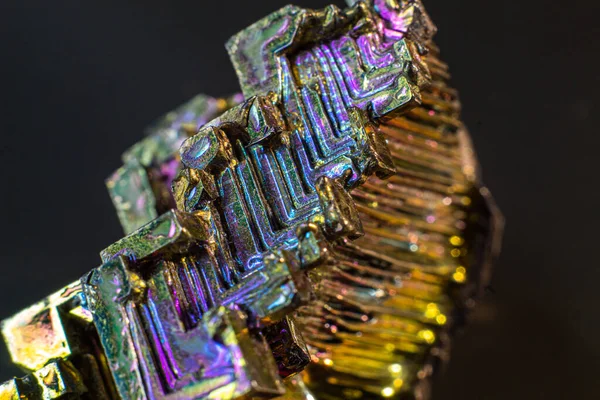 Bismuth Естественный Элемент Закрывающий Изолированный Макрос Черной Поверхности Интересная Структура — стоковое фото
