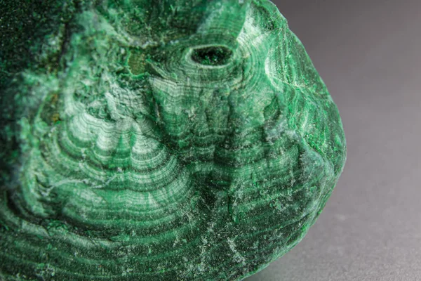 Lebendig Grüner Malachit Stein Makro Isoliert Auf Silberner Oberfläche Rohgrüner — Stockfoto