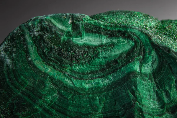 Batu Malachite Hijau Menyala Potongan Makro Terisolasi Pada Permukaan Perak — Stok Foto