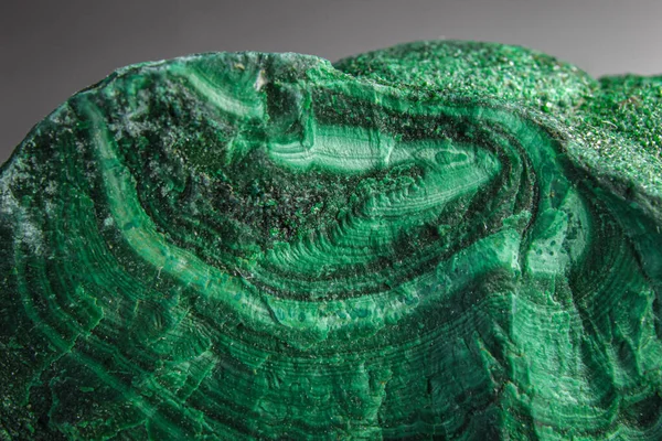 Živé Zelené Malachitové Kamenné Makro Izolované Stříbrném Povrchu Hrubý Zelený — Stock fotografie