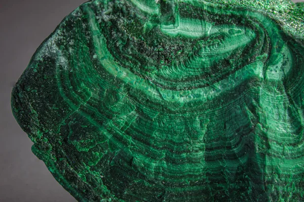 Élénk Zöld Malachite Darab Makró Izolált Ezüst Felületen Durva Zöld — Stock Fotó