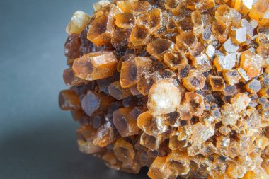 Aragonit kümesi, turuncu kalsit kristal küme makrosu gümüş yüzeyde izole edilmiş. Makro turuncu kristal fotoğraf. Kristal küme parçası. 