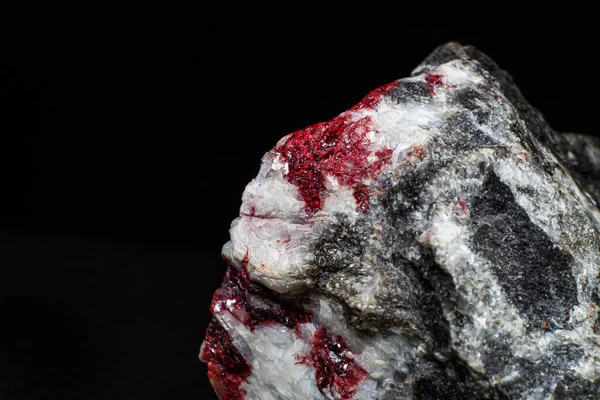 Real Cru Vermelho Cinnabar Mineral Pedra Pedaço Macro Isolado Uma — Fotografia de Stock