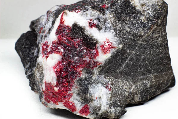 Echtes Rohes Rotes Zinnober Mineralstein Makro Isoliert Auf Einer Weißen — Stockfoto