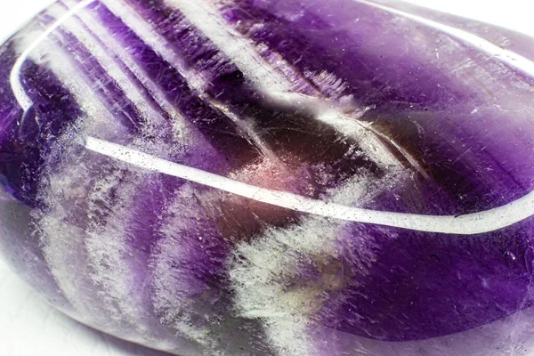 真正凹凸光滑的紫色和白色雪佛龙紫水晶集中并隔离在黑色表面宏观上 — 图库照片