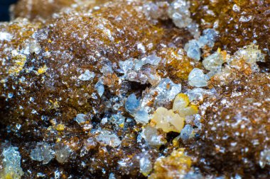 Sarı Smithsonite kristali siyah yüzey makrosu üzerinde izole edilmiş. Detaylı. Seçici odak