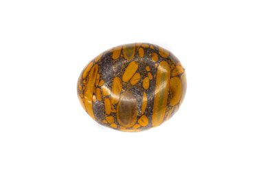 Gri, sarı ve turuncu Bambu yaprağı jasper chalcedony beyaz bir zemin üzerinde izole kristal taş makro yuvarlandı