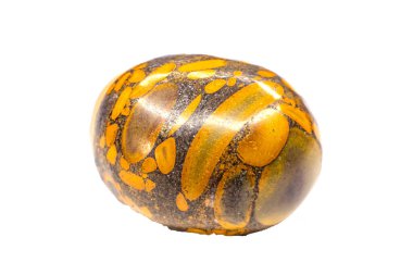 Gri, sarı ve turuncu Bambu yaprağı jasper chalcedony beyaz bir zemin üzerinde izole kristal taş makro yuvarlandı