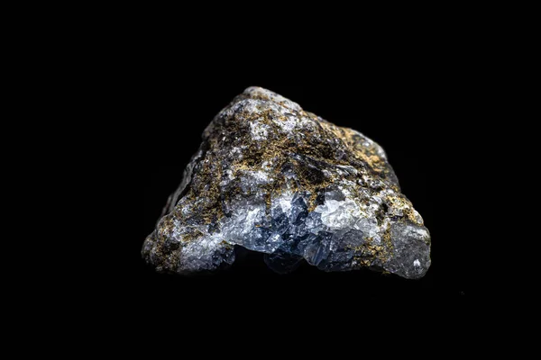 黒の背景表面に孤立した本物のライトブルーのセレスティンの結晶石塊マクロ — ストック写真