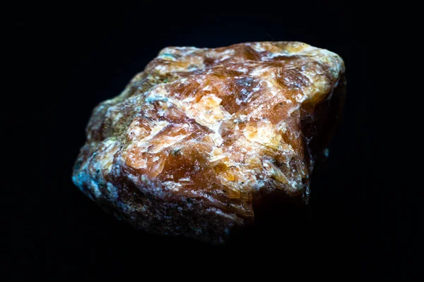 Ακατέργαστο Πορτοκαλί Ασβεστίτη Πέτρα Κρύσταλλο Μακροεντολή Απομονώνονται Μαύρο Φόντο Επιφάνεια — Φωτογραφία Αρχείου