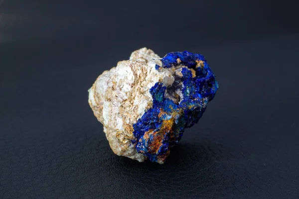 Makro Tiefblauer Azurit Kristallhaufen Auf Weißem Matrix Isolierkristall Auf Schwarzem — Stockfoto