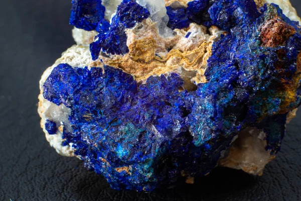 Makro Tiefblauer Azurit Kristallhaufen Auf Weißem Matrix Isolierkristall Auf Schwarzem — Stockfoto