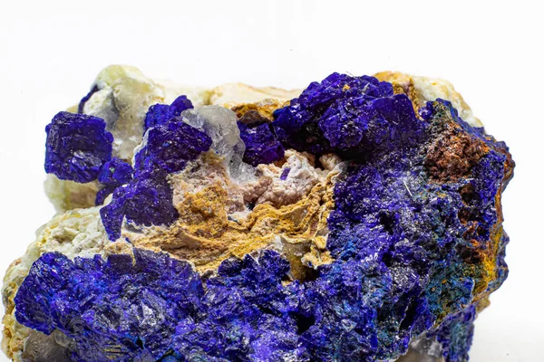 Makro Tiefblauer Azurit Kristallhaufen Auf Weißem Matrix Isolierkristall Auf Weißem — Stockfoto