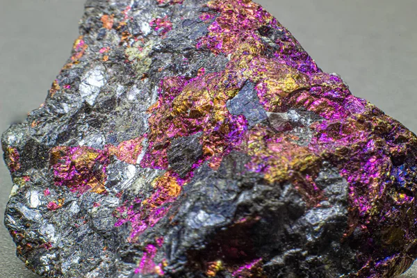 Macro Enfocado Crudo Colorido Dorado Rosa Morado Mineral Pavo Real — Foto de Stock