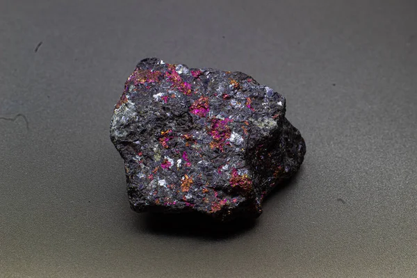 Focused Macro Raw Colourful Golden Pink Purple Chalcopyrite Peacock Ore — Stock Photo, Image