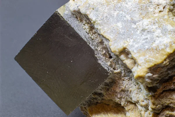灰色の背景表面に分離された白いマトリックスマクロ上のマクログレー完全に立方体の黄鉄鉱金属 — ストック写真