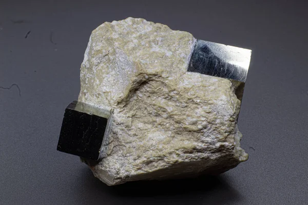灰色の背景表面に分離された白いマトリックスマクロ上のマクログレー完全に立方体の黄鉄鉱金属 — ストック写真