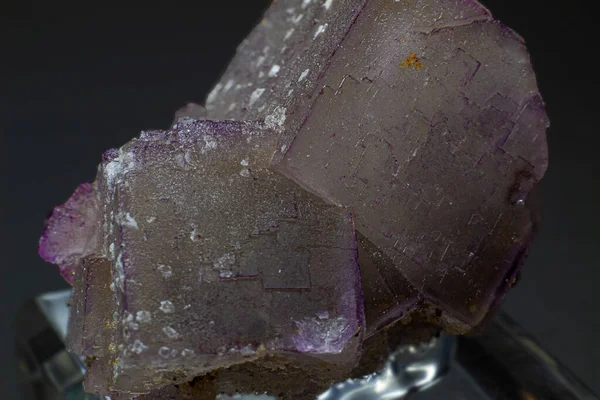 Kluster Kristal Fluorit Kubik Ungu Makro Diisolasi Pada Latar Belakang — Stok Foto